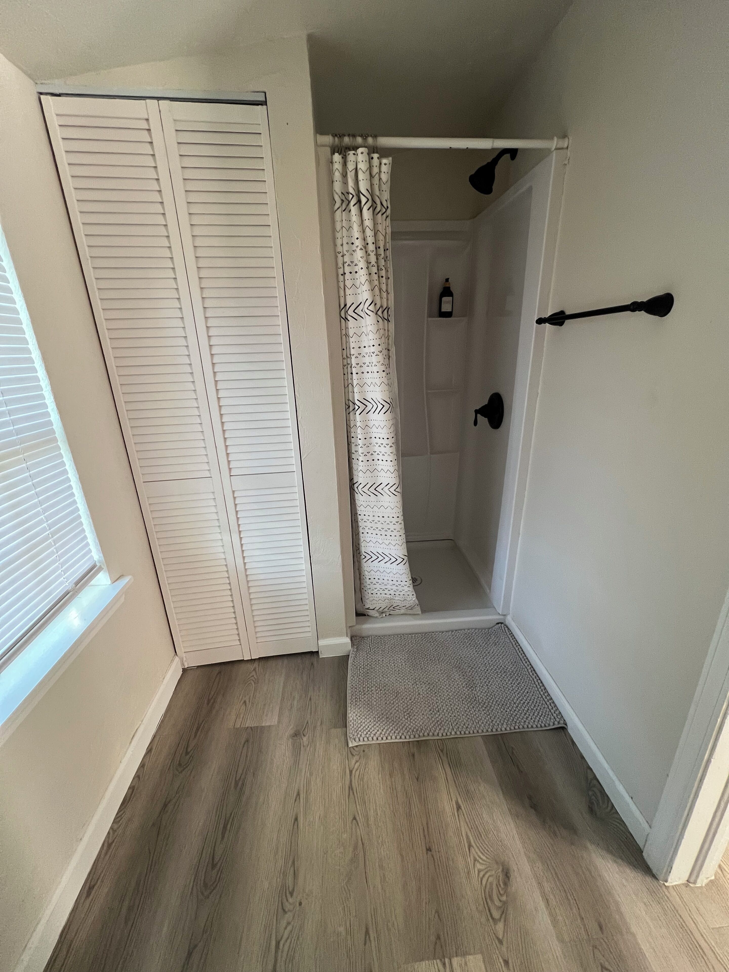 Suihku, hiustenkuivaaja, pyyhkeet, saippua