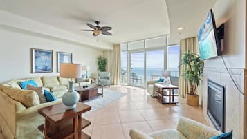 Leilighet – signature, 3 soverom, strandutsikt, ved strandkanten | Oppholdsområde | En 65-tommers smart-TV med kabel-kanaler samt peis