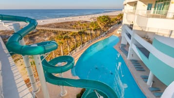 Innendørsbasseng og utendørsbasseng