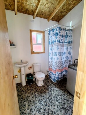 Serviettes fournies, savon, papier de toilette