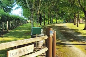 Property grounds - C'est May Cottage - Charm, privacy and serenity in the heart of the Dordogne (Bourniquel)