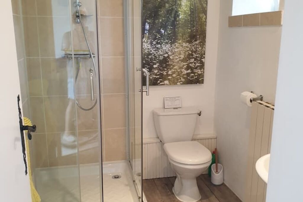 Douche, sèche-cheveux, serviettes fournies, savon