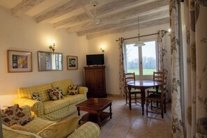TV - Grace Gate Cottage - Charming retreat for couples in the Dordogne (Bourniquel)