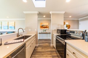 Fridge, microwave, oven, stovetop - 30+ Stay!  Pacific Ocean Views, Walk To Beach (Newport Beach)