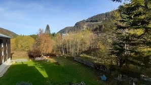 Exterior - La Louvatière, in the heart of the village, the ideal place to discover the Monts Jura. (Mijoux)