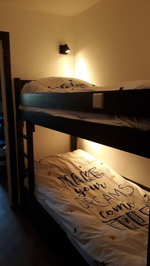 2 chambres, fer et planche à repasser, accès Internet, draps fournis