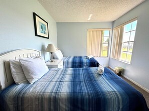Iron/ironing board, travel cot - 2492 Your home away from Home! (Davenport)
