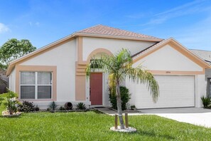 Exterior - 2974 Family-Friendly 3-Bedroom Pool Home (Kissimmee)