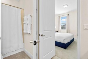 8 habitaciones, tabla de planchar con plancha y cuna de viaje 
