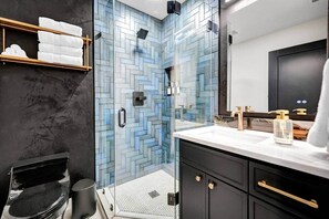 Shower, hair dryer, towels, soap - Central Midland Modern Retreat (Midland)