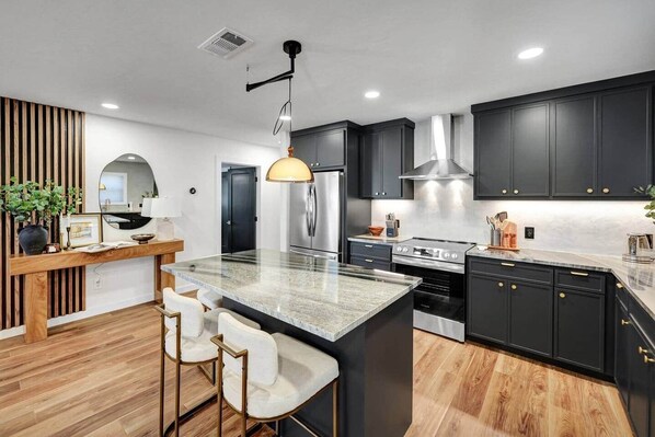 Fridge, microwave, oven, stovetop - Central Midland Modern Retreat (Midland)