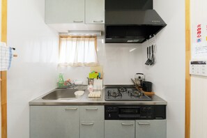 Fridge, microwave, electric kettle, toaster - Max 14 Guests｜Private Rental with BBQ & Projector (榛東村山子田)