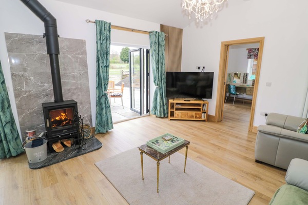 Cottage | Living area | Flat-screen TV, fireplace