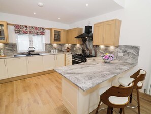 Dishwasher, cookware/dishes/utensils - The Barn (Redditch)