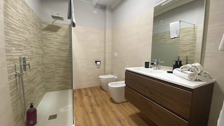 Shower, hair dryer, bidet, towels. Comfy apartment for short holidays or work stays