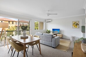 Apartment | Living area - Spacious 2-bed Apartment Near City Centre (Brisbane)