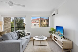 Apartment | Living area - Spacious 2-bed Apartment Near City Centre (Brisbane)