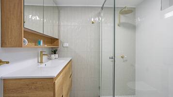 Apartment | Bathroom | Hair dryer, towels, soap, shampoo