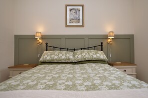 Iron/ironing board, WiFi, bed sheets - Seascape -  an apartment that sleeps 2 guests  in 1 bedroom (Kames)