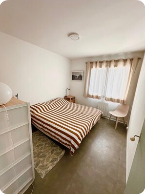 1 bedroom, iron/ironing board, Internet, bed sheets - L'Océanide - sea-facing with air conditioning (Le Grau-du-Roi)