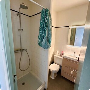 Shower, towels, soap - L'Océanide - sea-facing with air conditioning (Le Grau-du-Roi)