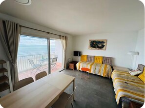 1 bedroom, iron/ironing board, Internet, bed sheets - L'Océanide - sea-facing with air conditioning (Le Grau-du-Roi)