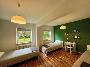 Een strijkplank/strijkijzer, gratis wifi, beddengoed