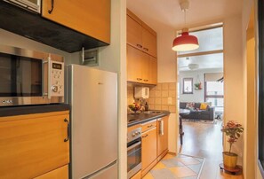 Kylskåp, mikrovågsugn, ugn och spishäll