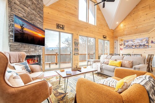 Amazing 3BD Cabin w/ LAKE Views! Theater + Hot Tub