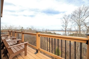 Property grounds - Amazing 3BD Cabin w/ LAKE Views! Theater + Hot Tub (Sevierville)