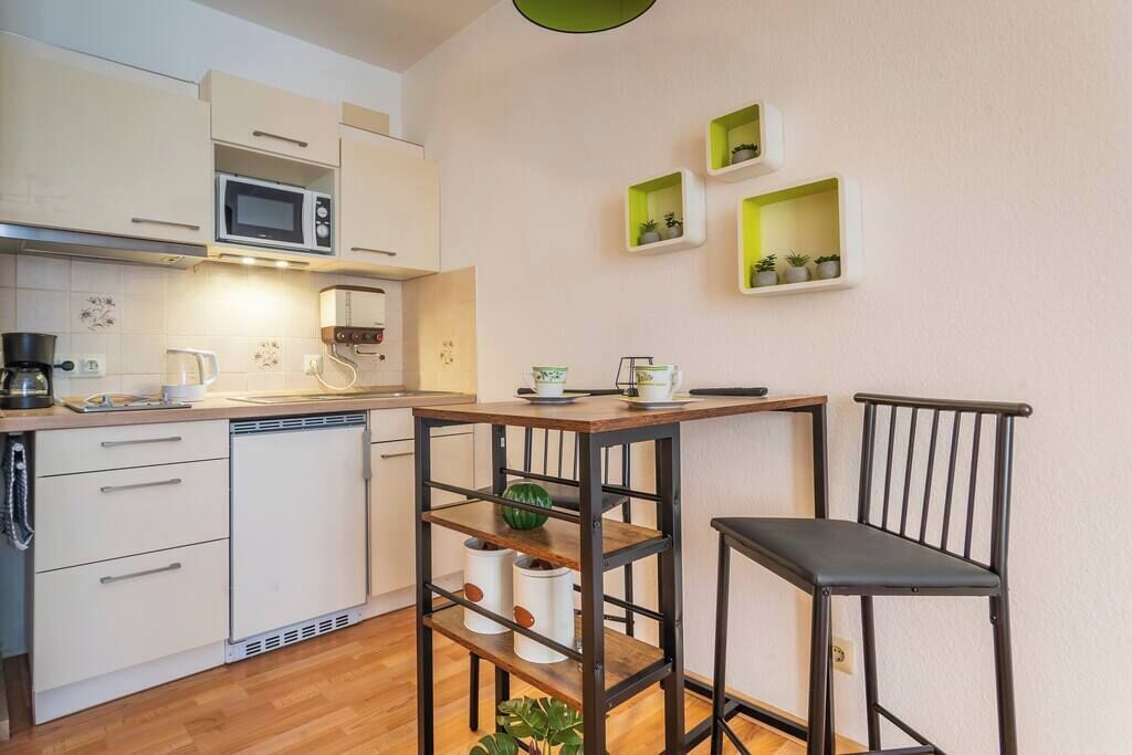 Kühlschrank, Mikrowelle, Herdplatte, Wasserkocher mit Kaffee-/Teezubehör