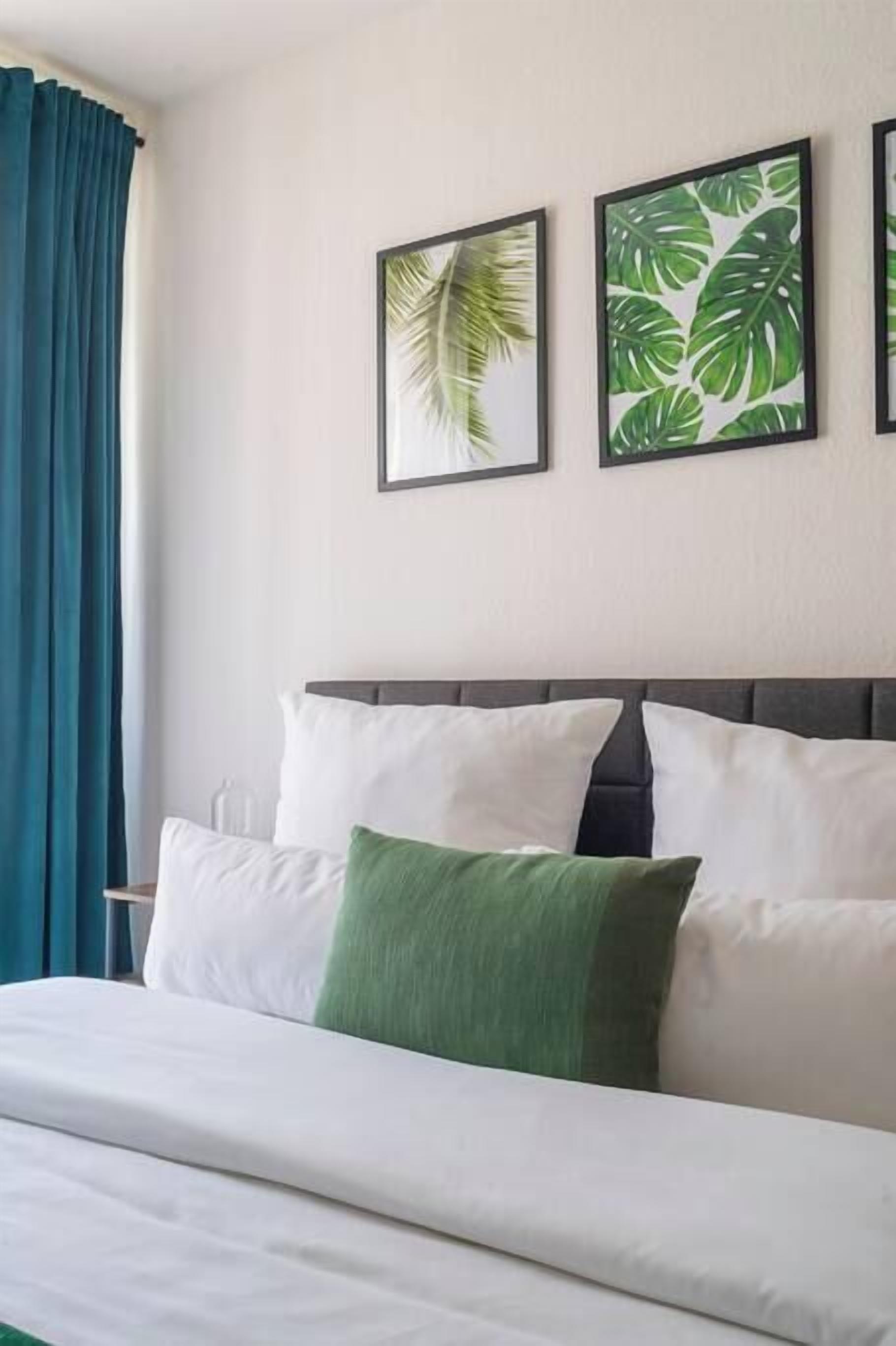 Tabla de planchar con plancha, wifi gratis, ropa de cama