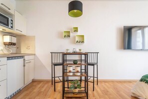 Kühlschrank, Mikrowelle, Herdplatte, Wasserkocher mit Kaffee-/Teezubehör