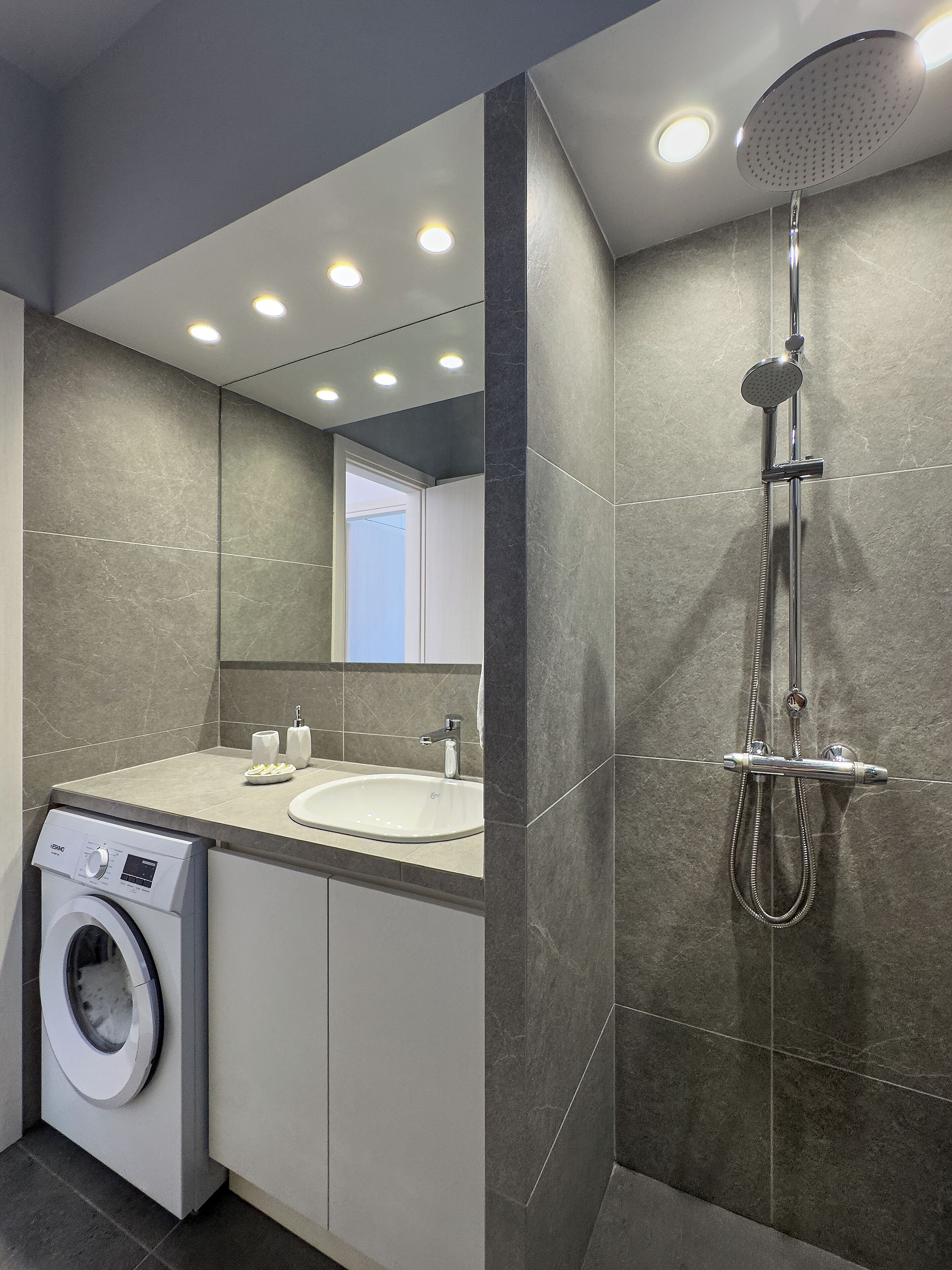 Appartement, vue jardin | Salle de bain | Douche, savon, shampoing, papier toilette