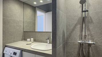 Apartemen, pemandangan kebun | Kamar mandi | Shower, sabun, sampo, dan tisu toilet