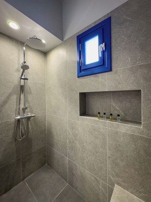 Apartment, Gartenblick | Badezimmer | Dusche, Seife, Shampoo, Toilettenpapier