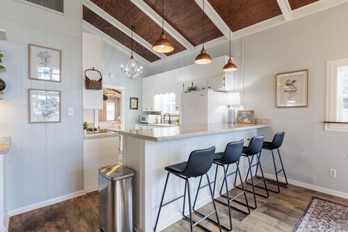 Lake House Dock, Kayaks, Fishing, Porch & 5 TVs