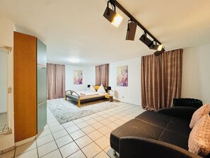 3 bedrooms, iron/ironing board, free WiFi, bed sheets - Gelsenkirchen Appartement for 8P with Pool Garden (Gelsenkirchen)