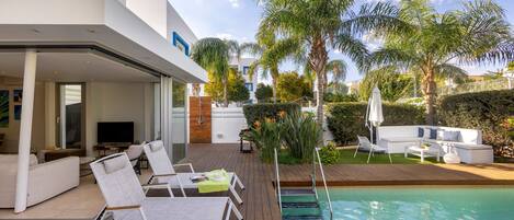 สระว่ายน้ำ