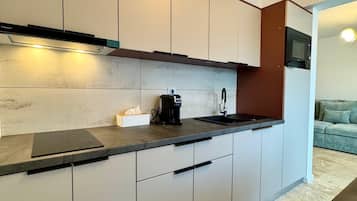 Réfrigérateur, micro-ondes, plaque de cuisson, cafetière/bouilloire