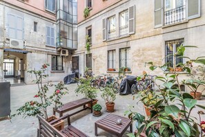 Terrace/patio - Elegant-Flat 5-Pax-Metro M1-Fast Wifi-AC & Balcony (Milano)