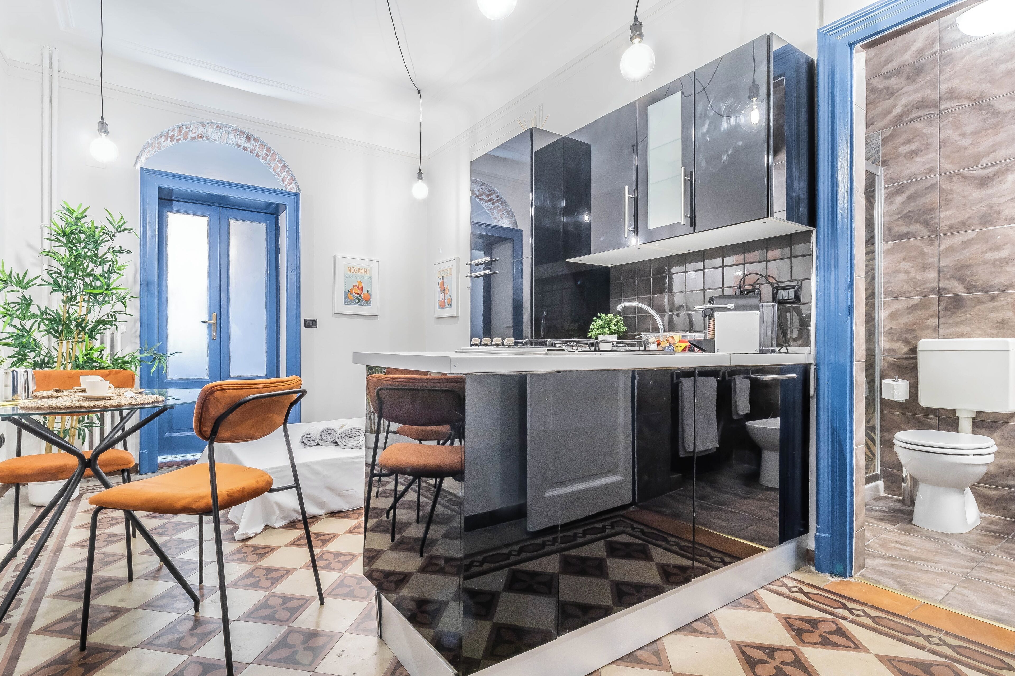 Bruser, hårtørrer, bidet, håndklæder