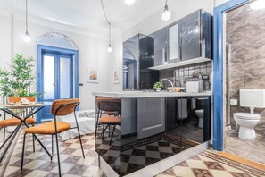 Bruser, hårtørrer, bidet, håndklæder