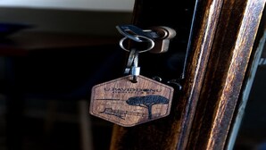 Een houten sleutelhanger met een label waarop staat 'UPHAMDONU RESIDENCES'.