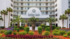 Un hôtel au design moderne, avec une enseigne centrale portant le nom « Stirling Sands ».