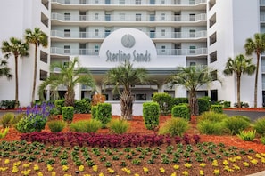 Ein Hotel im modernen Design, mit einem zentral platzierten Schild mit dem Namen 'Stirling Sands'.