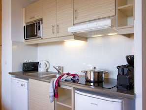 Fridge, dishwasher, cookware/dishes/utensils - Odalys Référence Le Grand Panorama 1 by Interhome (Valmeinier)