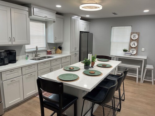 Cozy 3-bedroom house in beautiful Mission with 1 and 1/2 restrooms by Exp. 83.