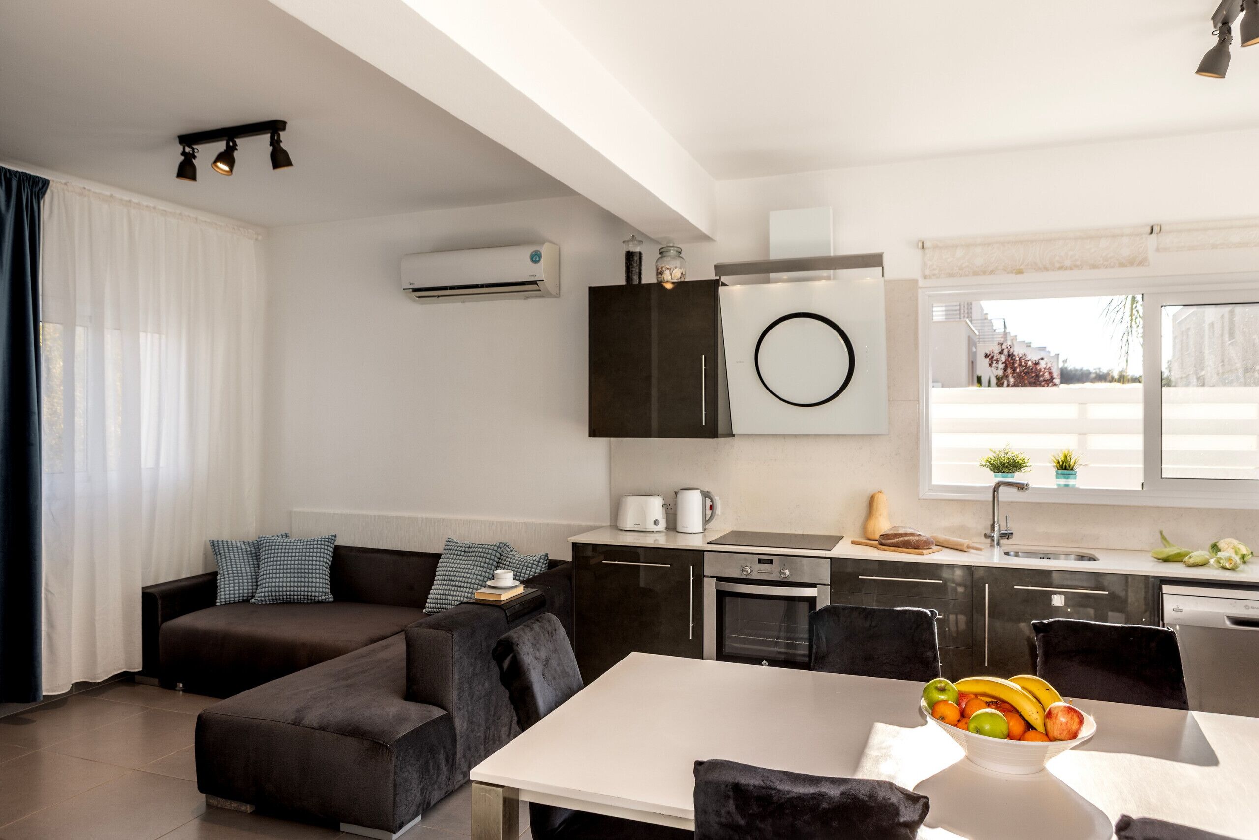 Microwave, dishwasher, coffee/tea maker, cookware/dishes/utensils