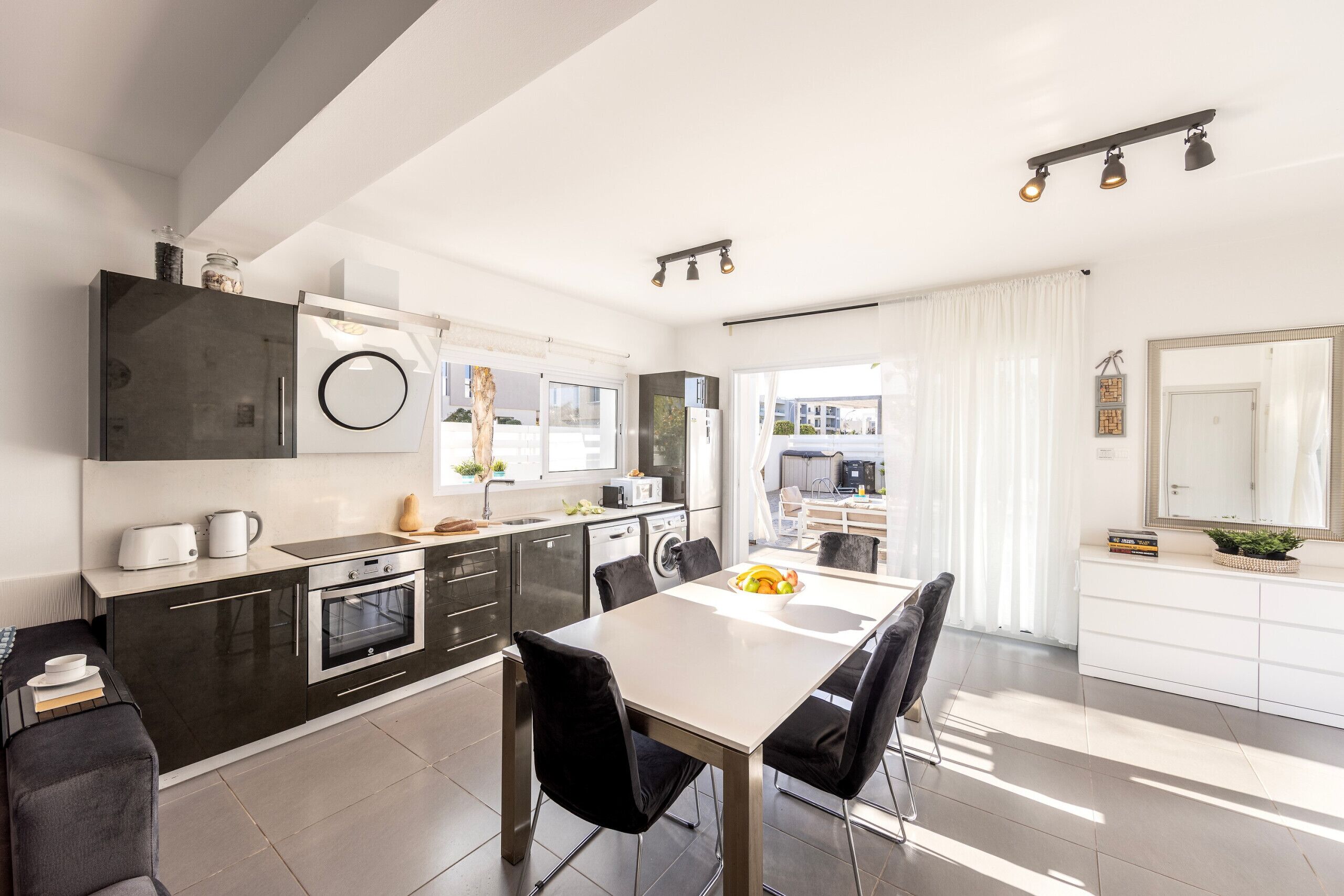 Microondas, lavavajillas, cafetera o tetera y utensilios de cocina